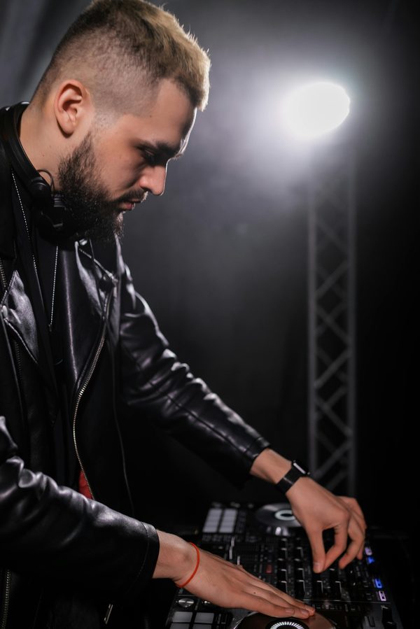 7 conseils essentiels pour trouver le dj parfait pour votre événement