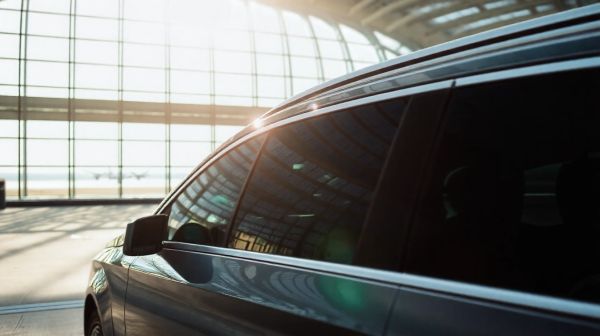 Transferts aéroport de Lyon : explorez notre service VTC premium